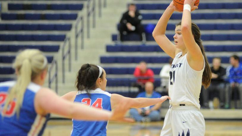 Maddy Westbeld of Fairmont (with ball). MARC PENDLETON / STAFF