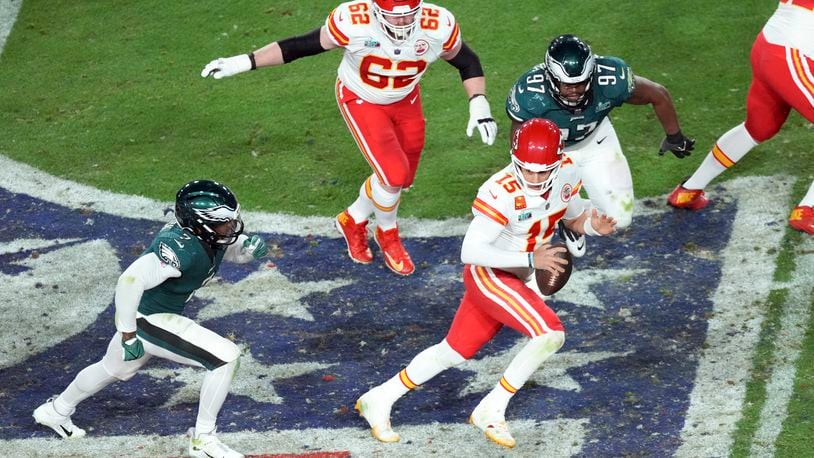 Kansas City Chiefs quarterback Patrick Mahomes scrambles during the fourth quarter of Super Bowl LVII against Philadelphia Eagles at State Farm Stadium in Glendale, Ariz., on Feb. 12, 2023. (AJ Mast/The New York Times).