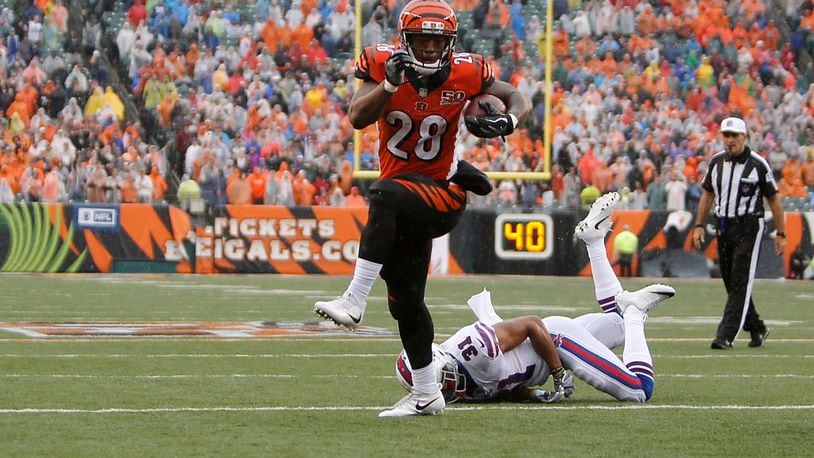 CINCINNATI, OH - OCTOBER 8: Joe Mixon #28 of the Cincinnati Bengals avoids a tackle by Greg Mabin #31 of the Buffalo Bills to score a touchdown during the fourth quarter at Paul Brown Stadium on October 8, 2017 in Cincinnati, Ohio. Cincinnati defeated Buffalo 20-16. (Photo by Michael Reaves/Getty Images)
