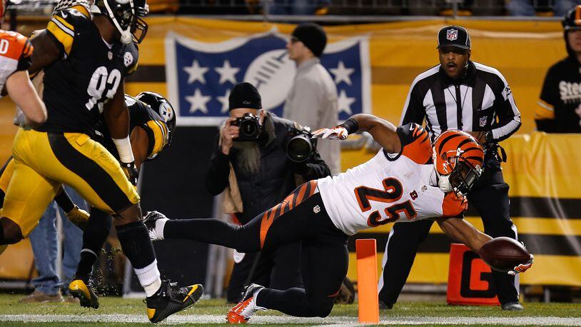 PITTSBURGH, PA - DECEMBER 28: Giovani Bernard #25 of the Cincinnati Bengals dives for a touchdown in front of Jason Worilds #93 of the Pittsburgh Steelers during the first quarter at Heinz Field on December 28, 2014 in Pittsburgh, Pennsylvania. (Photo by Gregory Shamus/Getty Images)