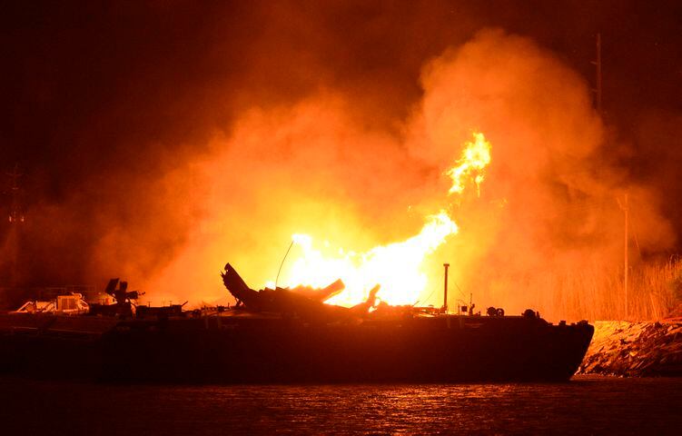 Fuel barges explode in Mobile