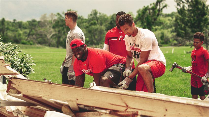 Cincinnati football team helps out in Dayton