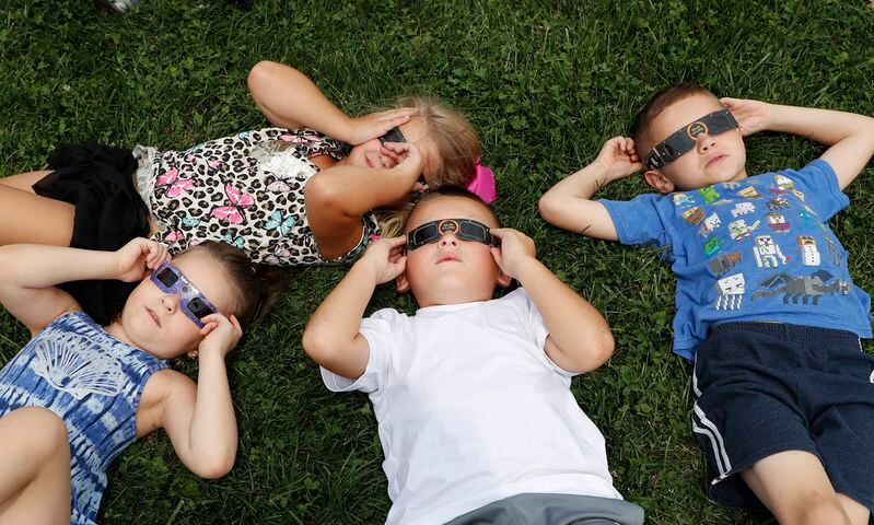 Springfield Students Watch Solar Eclipse
