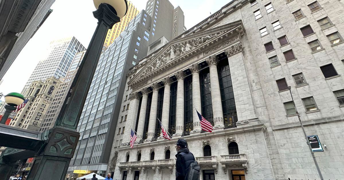 Stock market today: Wall Street drifts to a mixed close, holding near record levels