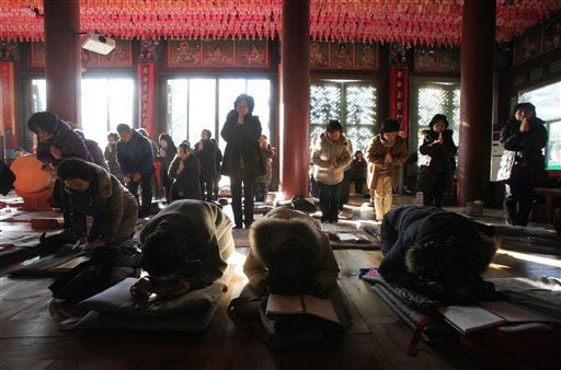 South Korean Buddhists hold a service with lights-out as the country implements a nationwide drill to cope with blackouts.