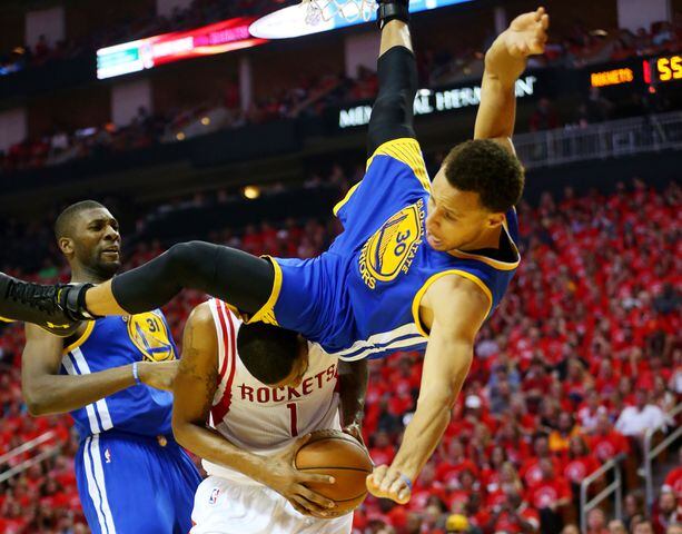 Stephen Curry suffers contusion in nasty fall