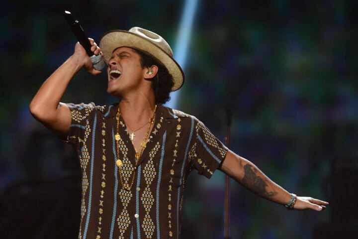 Bet: What will Bruno Mars be wearing on his head at the start of his halftime performance? (Odds: Fedora 2/3, Fur hat 2/1, Tuque 5/1, Nothing 8/1)