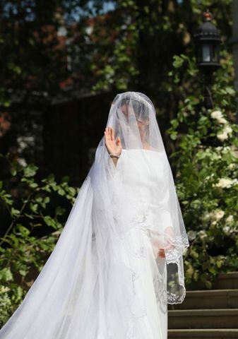 Photos: Meghan Markle’s wedding dress stuns at royal wedding