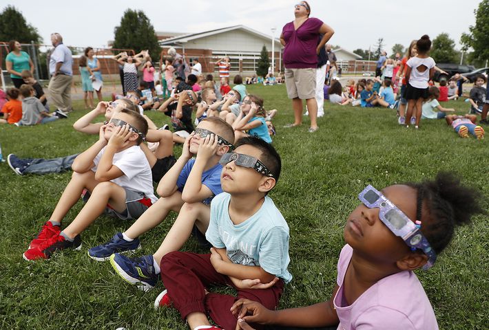 Springfield Students Watch Solar Eclipse