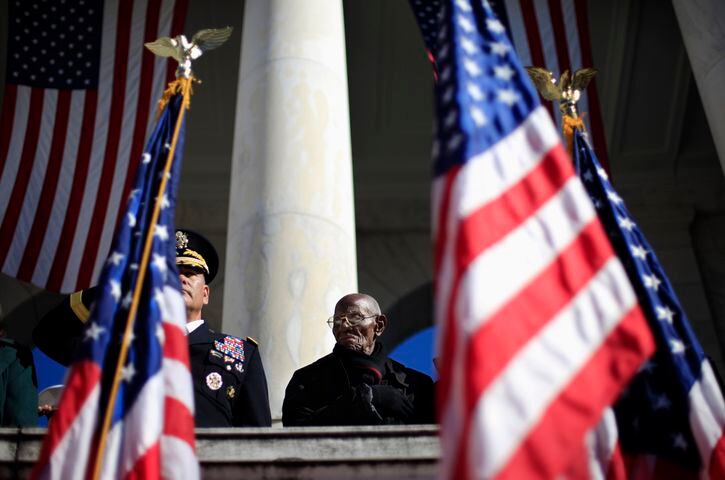 Obama pays tribute to veteran Richard Overton, 11.11.13