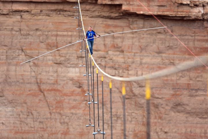 Wallenda succeeds in high-wire walk