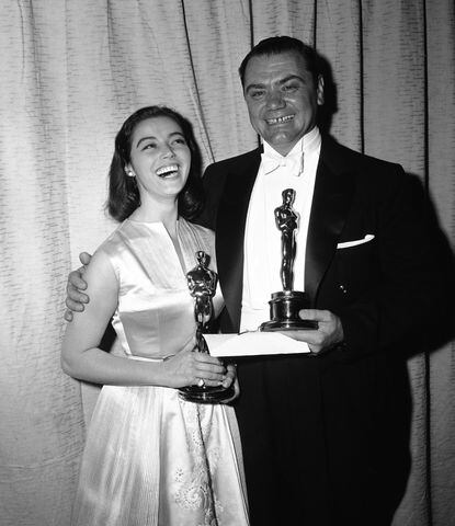 1956: Marisa Pavan accepting an award for Anna Magnani
