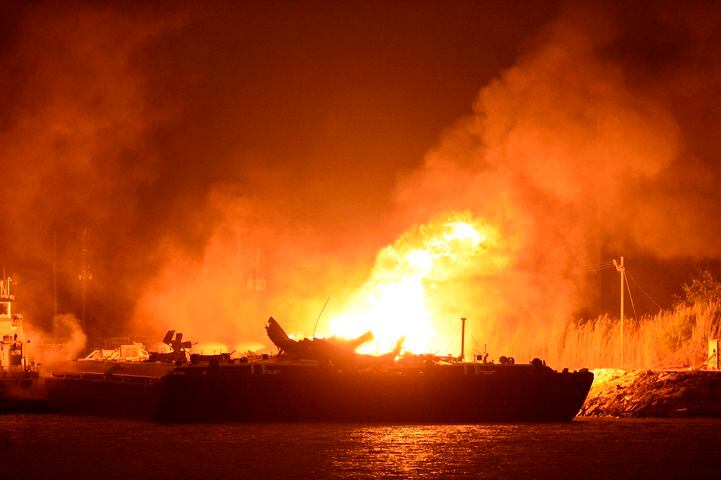 Fuel barges explode in Mobile