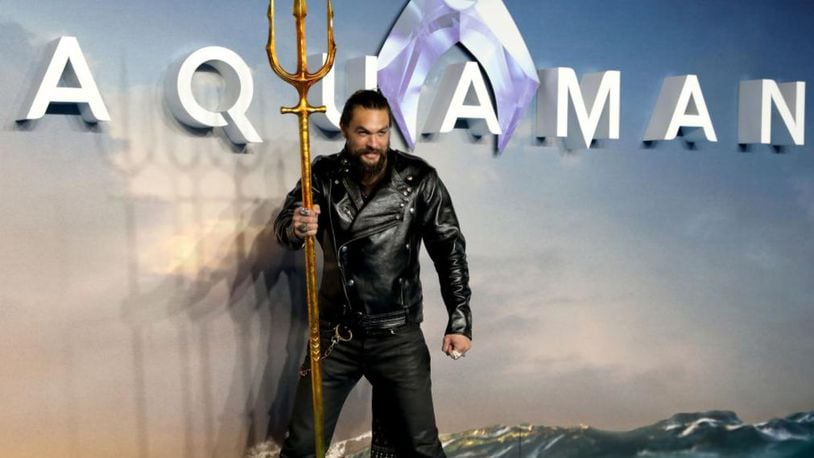 "Aquaman" star Jason Momoa had some fun during a wedding shoot in Hawaii, agreeing to photobomb the newlyweds in several photos.