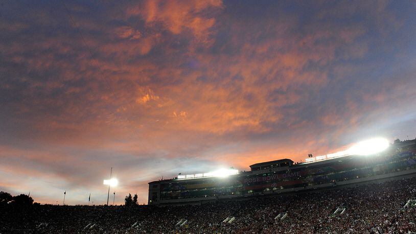 PASADENA, CA - JANUARY 01:  A general view of the 96th Rose Bowl game during the fourth quarter between the Oregon Ducks and the Ohio State Buckeyes at ton January 1, 2010 in Pasadena, California.  (Photo by Kevork Djansezian/Getty Images)