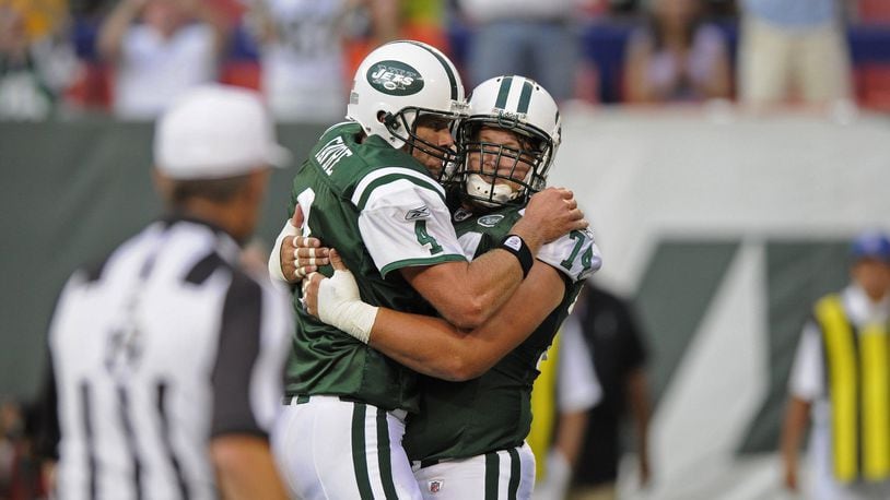 Jets quarterback Brett Favre, left, hugs Nick Mangold during a pre-season NFL game against the Washington Redskins on August 16, 2008 in Giants Stadium in East Rutherford, New Jersey. (Photo by Jon Roselli/Sports Imagery/Getty Images)
