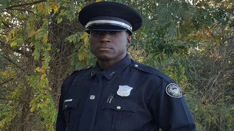 Atlanta Police Officer Che Milton went above the call of duty and used his own money to help a girl who was caught shoplifting.