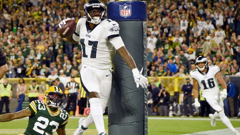 Eagles wide receiver Alshon Jeffery (17) caught a touchdown during the second quarter of Thursday night's game at Green Bay.