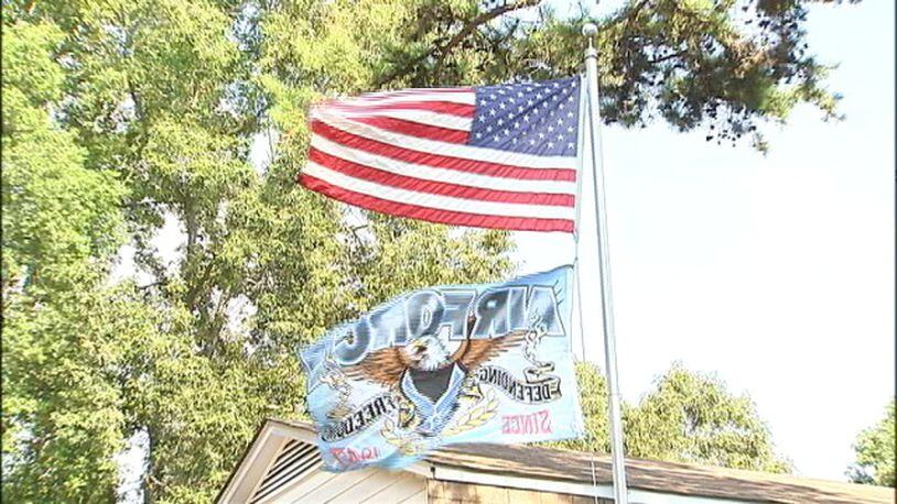 Veteran moves after HOA denies flag pole in yard