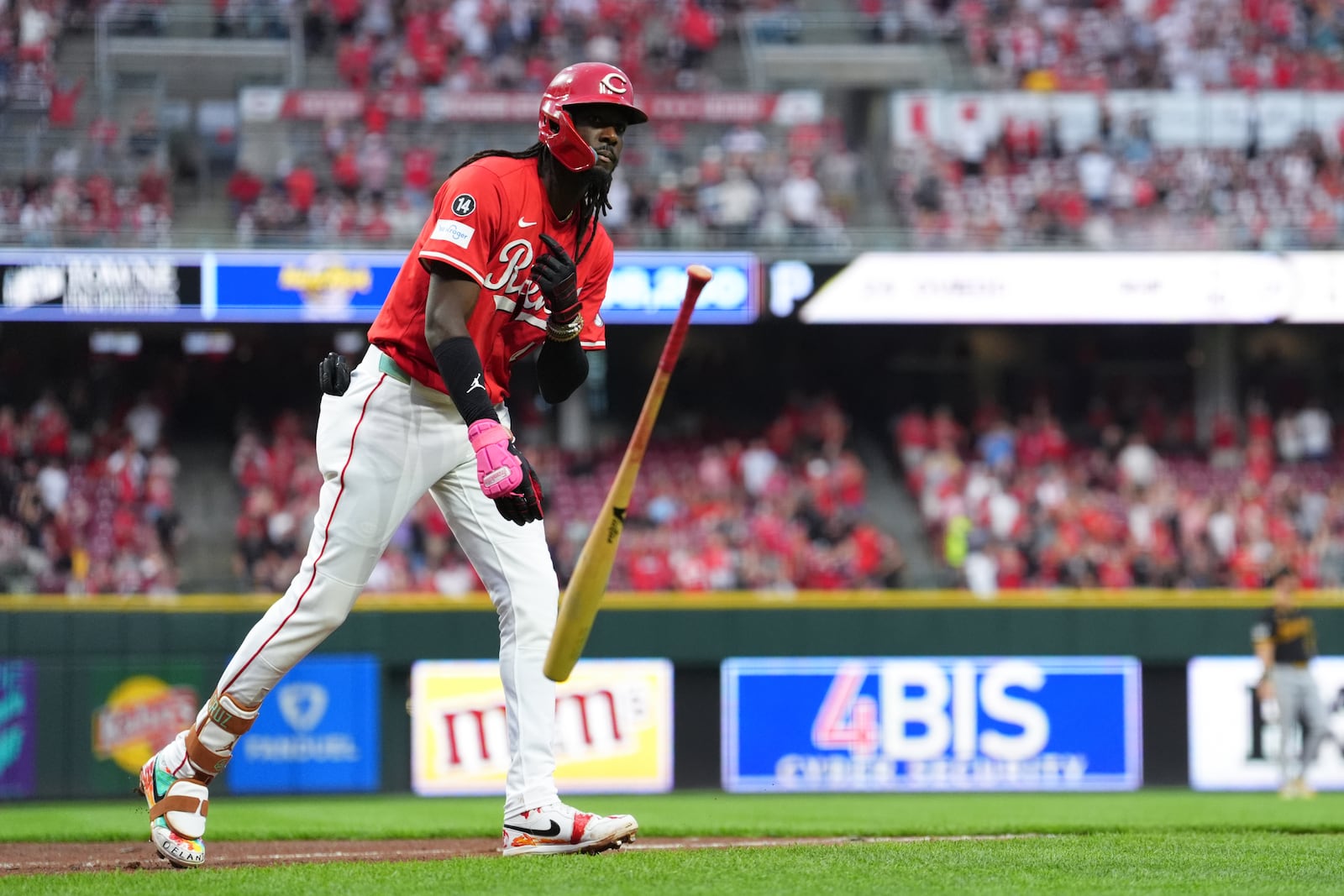 Cincinnati Reds' Elly De La Cruz flips his bat after hitting a two-run home in the second inning of a baseball game against the Pittsburgh Pirates, Tuesday, Sept. 23, 2025, in Cincinnati. (AP Photo/Kareem Elgazzar)