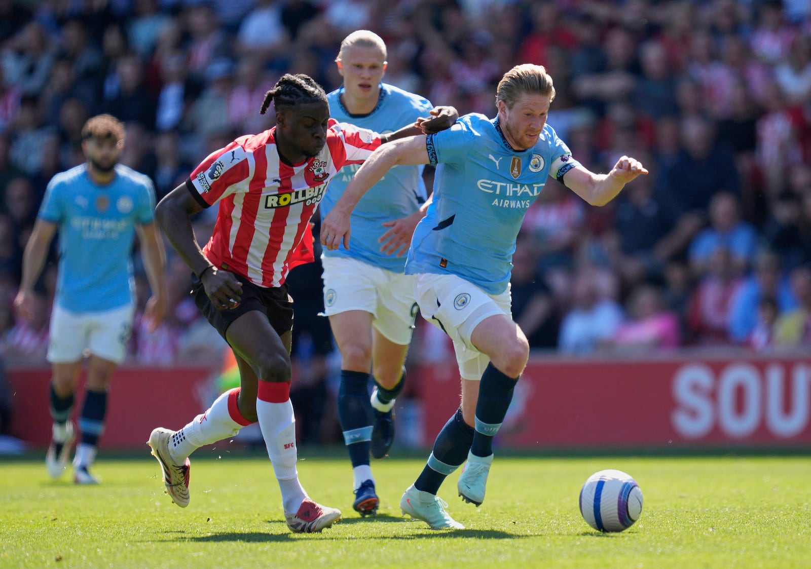 Southampton's Lesley Ugochukwu, left, and Manchester City's Kevin De Bruyne vie for the ball during their Premier League soccer match at St Mary's Stadium, Southampton, England, Saturday May 10, 2025. (Andrew Matthews/PA via AP)