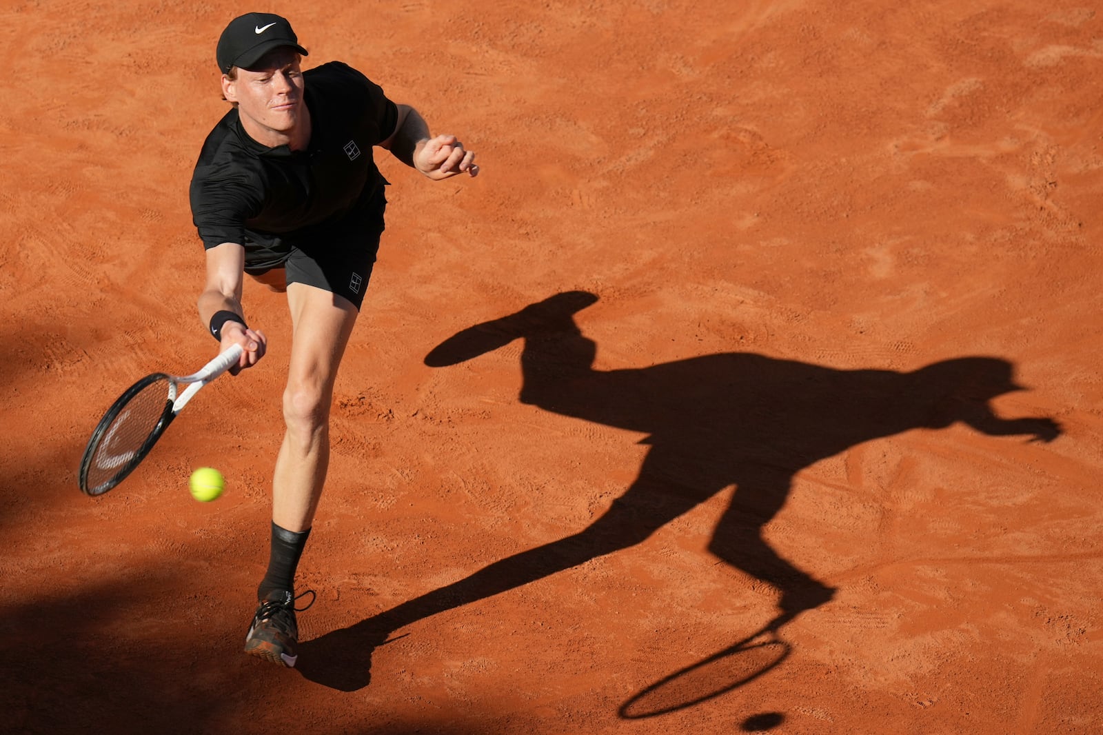 Italy's Jannik Sinner returns the ball to Netherlands' Jesper De Jong during their tennis match at the Italian Open at the Foro Italico, in Rome, Monday, May 12, 2025. (AP Photo/Alessandra Tarantino)