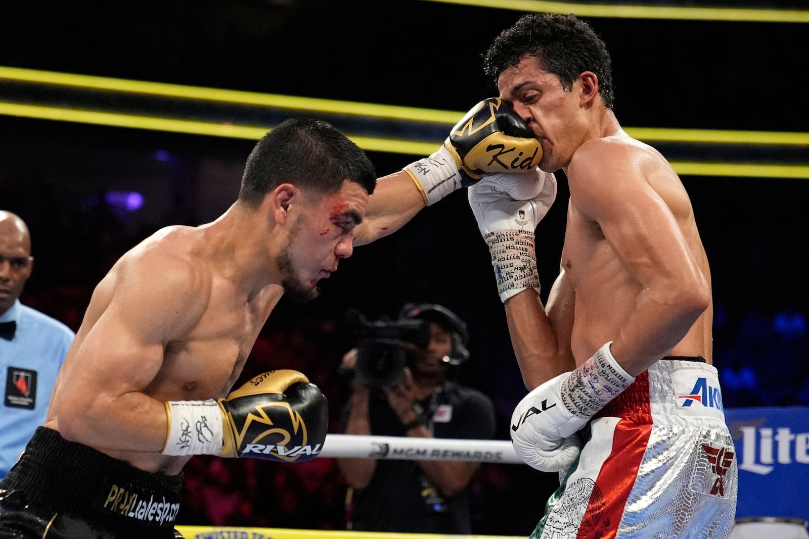 Edward Vazquez hits Rafael Espinoza in a featherweight title boxing match Sunday, May 4, 2025, in Las Vegas. (AP Photo/John Locher)