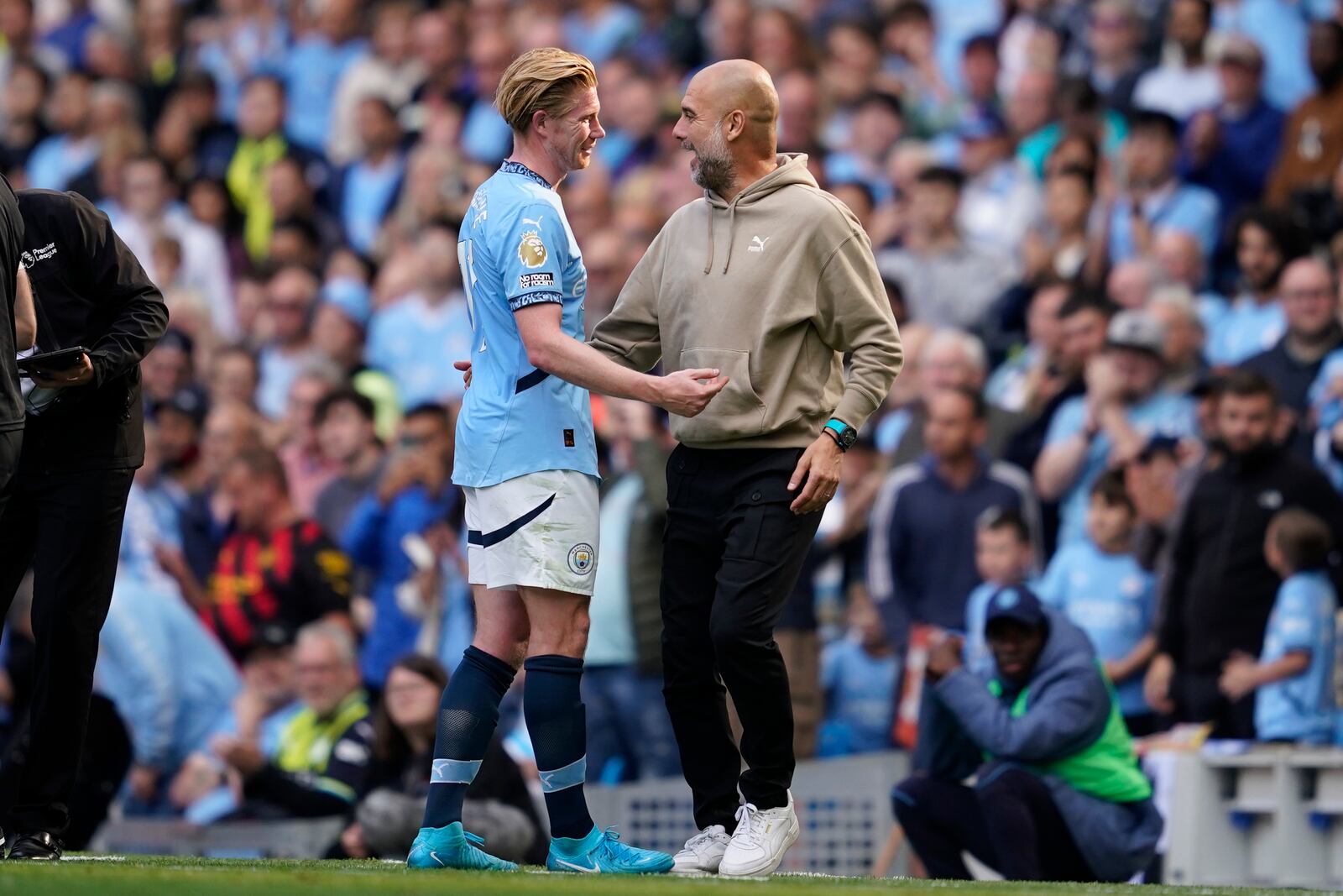 FILE - Manchester City's head coach Pep Guardiola talks with Kevin De Bruyne after being substitute during the English Premier League soccer match between Manchester City and Ipswich Town at the Etihad Stadium in Manchester, England, Saturday, Aug. 24, 2024. (AP Photo/Dave Thompson, file)