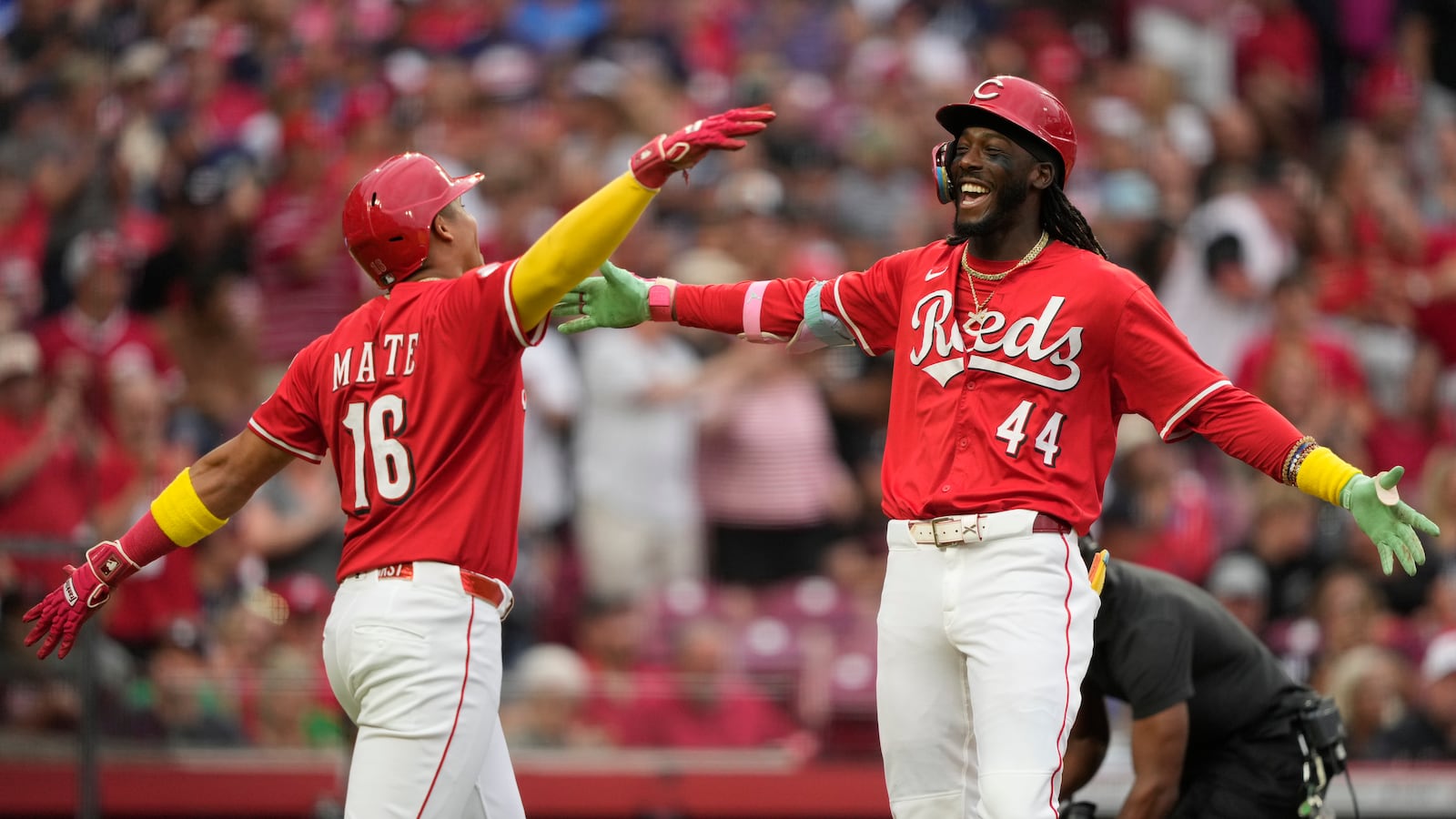 Cincinnati Reds' Elly De La Cruz (44) and Noelvi Marte (16) celebrate De La Cruz's two-run homer during the third inning of a baseball game against the Atlanta Braves, Thursday, July 31, 2025, in Cincinnati. (AP Photo/Carolyn Kaster)