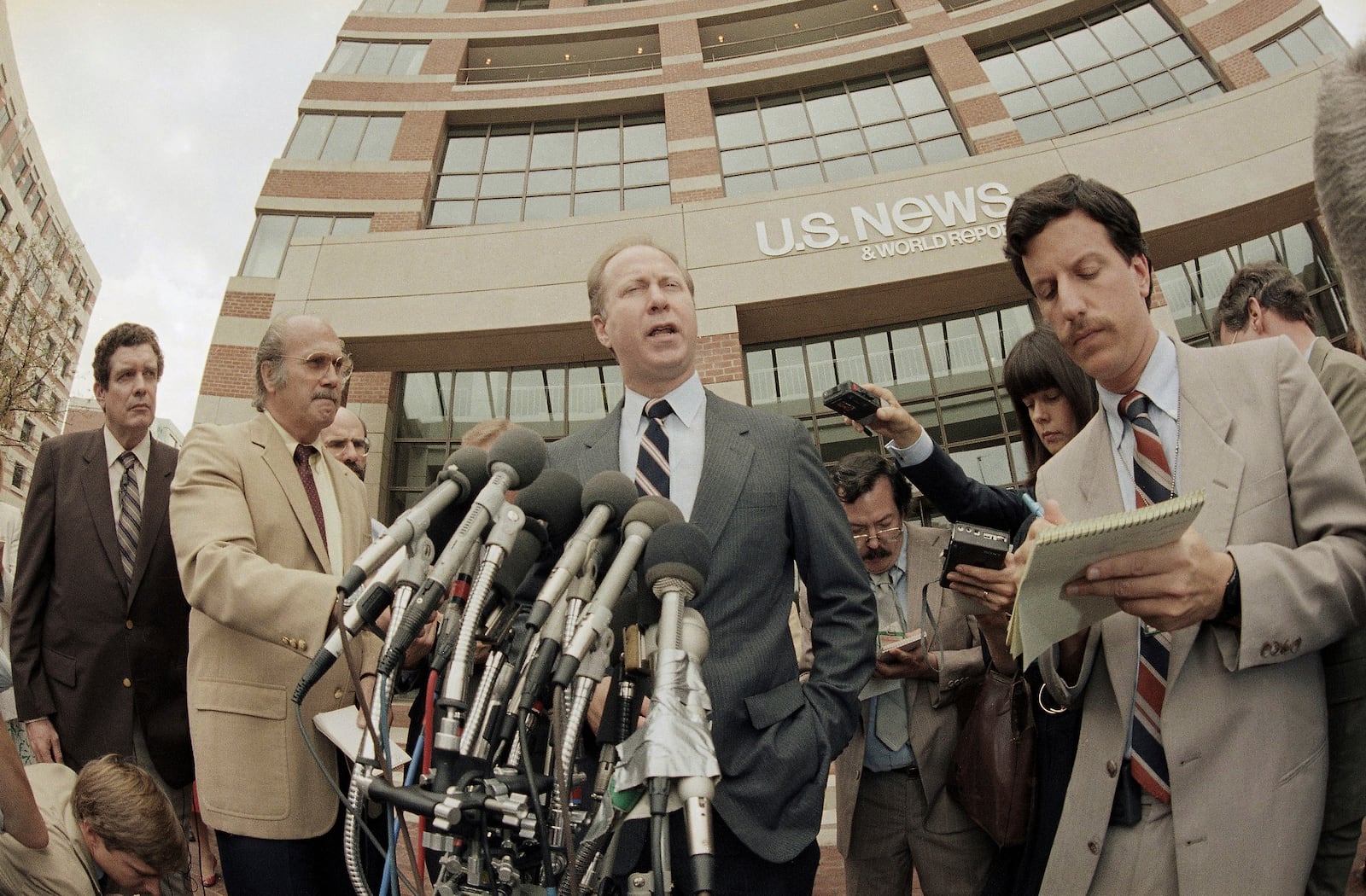 FILE - U.S. News and World Report editor David Gergen talks to reporters about the release of Nicholas Daniloff during a curbside news conference outside the magazine's headquarters in Washington on Sept. 29, 1986. (AP Photo/J. Scott Applewhite, File)