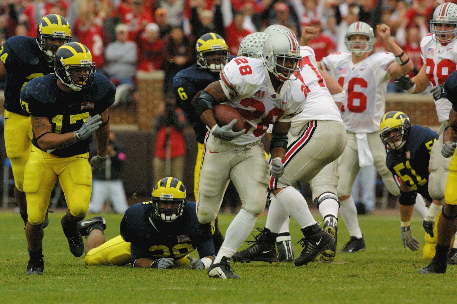 ANN ARBOR, MI - NOVEMBER 24:  Running back Jonathan Wells #28 of the Ohio State Buckeyes runs for with the ball during the Big Ten Conference football game against the Michigan Wolverines on November 24, 2001 at Michigan Stadium in Ann Arbor, Michigan. Ohio State won 26-20.  (Photo by Danny Moloshok/Getty Images)