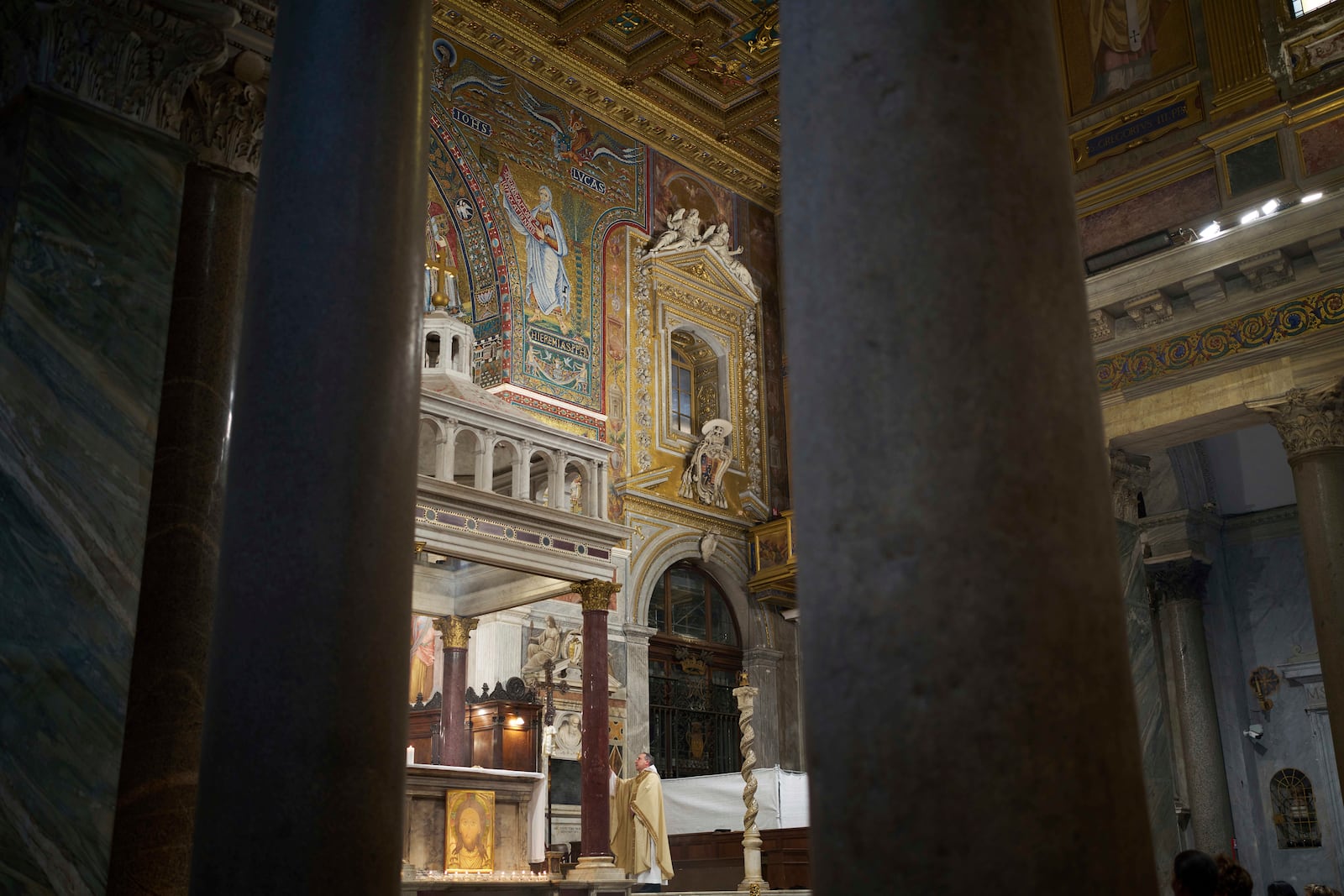 Father Francesco Tedeschi celebrates a mass in Santa Maria in Trastevere church in central Rome, Sunday, May 4, 2025. (AP Photo/Alessandra Tarantino)