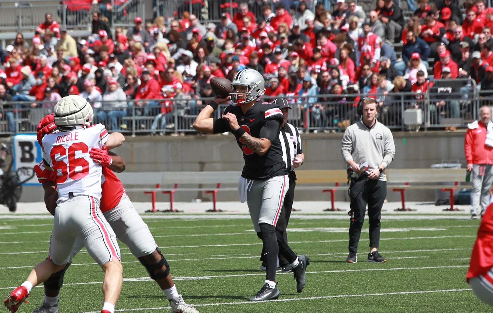 Ohio State spring football game 2025 Tavien St. Clair prepares to take a snap.