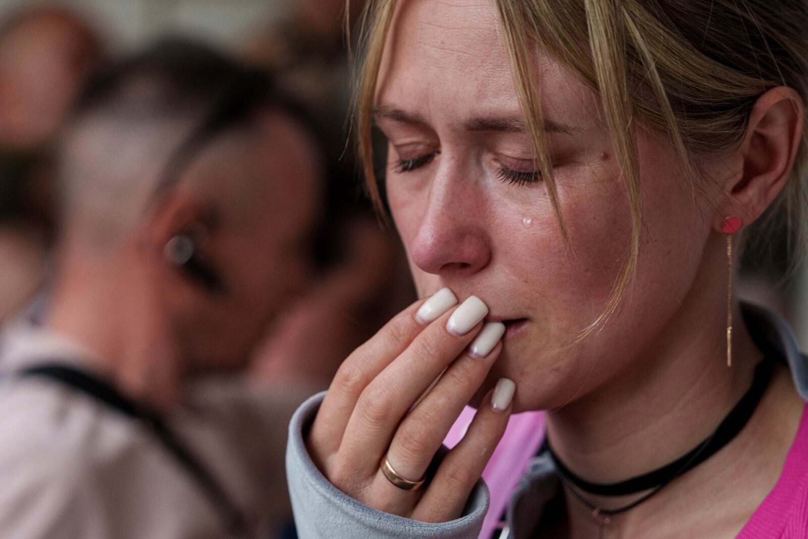 A woman cries during a POWs exchange between Russia and Ukraine, in Chernyhiv region, Ukraine, Saturday, May 24, 2025. (AP Photo/Evgeniy Maloletka)