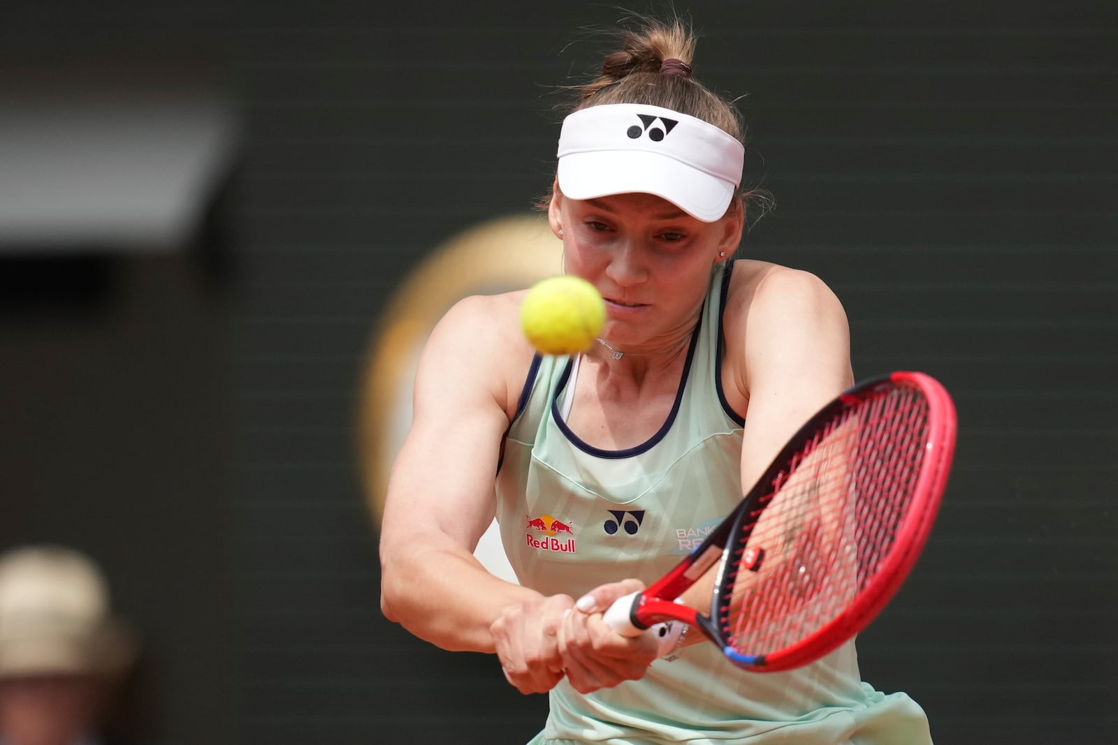 Kazakhstan's Elena Rybakina returns the ball to Poland's Iga Swiatek during their fourth round match of the French Tennis Open, at the Roland-Garros stadium, in Paris, Sunday, June 1 2025. (AP Photo/Christophe Ena)