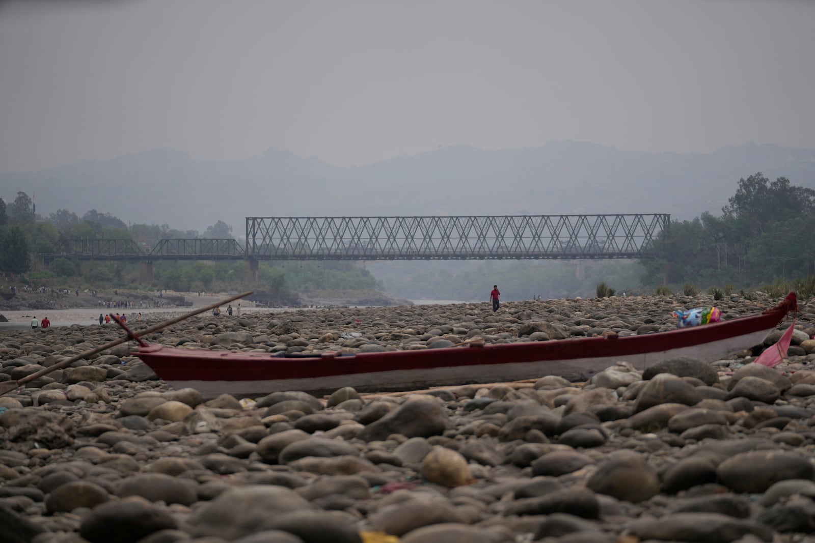 A boat stands still at the dry Chenab river after the water was halted from a dam, at Akhnoor, on the outskirts of Jammu, India, Monday, May 5, 2025. (AP Photo/Channi Anand)