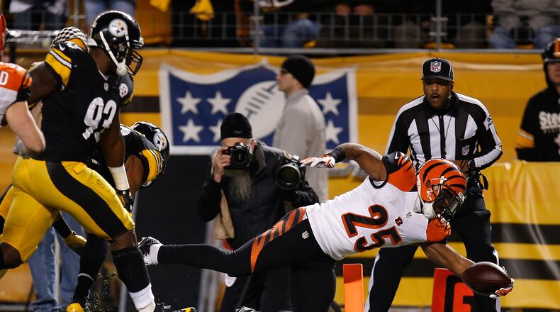 PITTSBURGH, PA - DECEMBER 28: Giovani Bernard #25 of the Cincinnati Bengals dives for a touchdown in front of Jason Worilds #93 of the Pittsburgh Steelers during the first quarter at Heinz Field on December 28, 2014 in Pittsburgh, Pennsylvania. (Photo by Gregory Shamus/Getty Images)