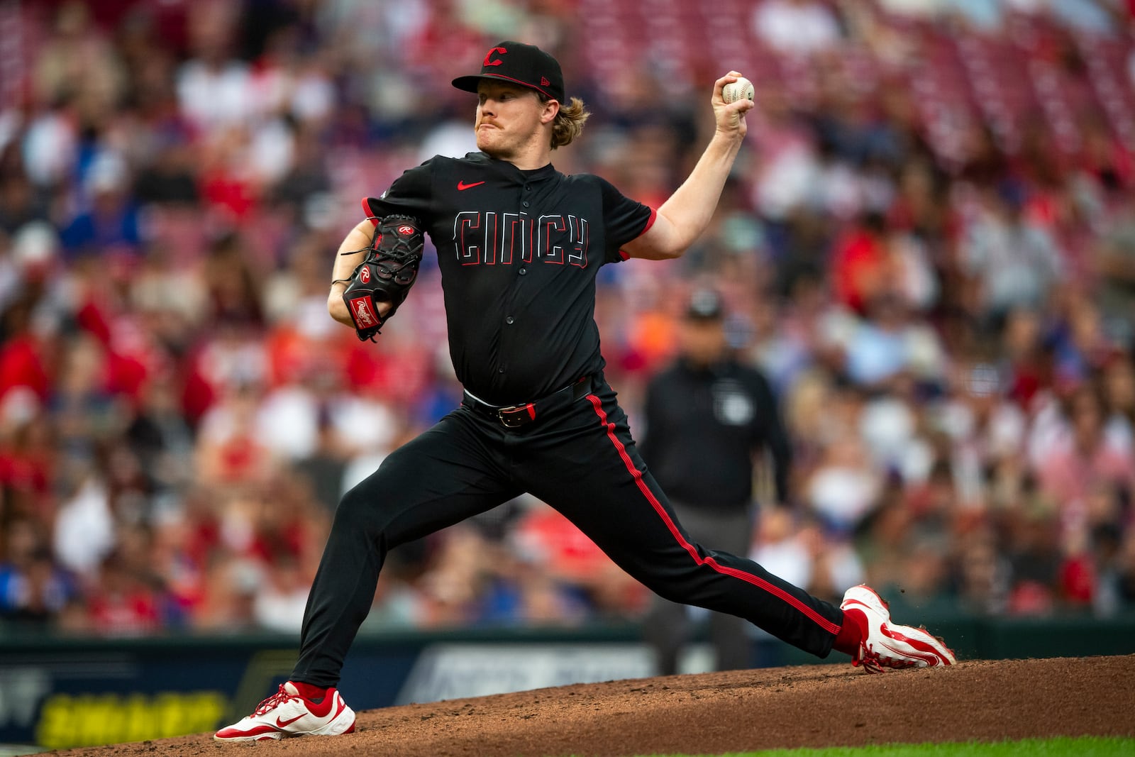 Cincinnati Reds pitcher Andrew Abbott delivers in the second inning of a baseball game against the New York Mets, Friday, Sept. 5, 2025, in Cincinnati. (AP Photo/Michael Swensen)