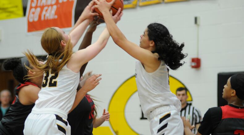 Centerville’s Sam Chable (32) and Amy Velasco contend for a rebound. MARC PENDLETON / STAFF