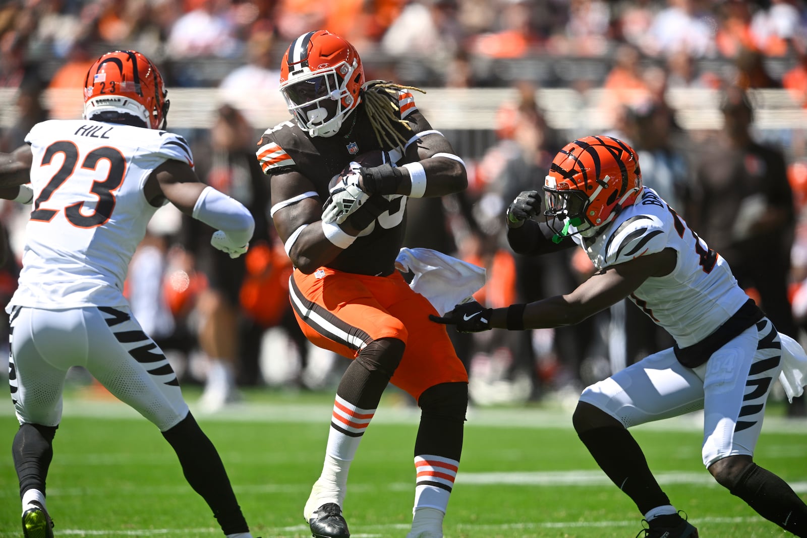 Cleveland Browns tight end David Njoku (85) makes a catch during the first half of an NFL football game against the Cincinnati Bengals, Sunday, Sept. 7, 2025, in Cleveland. (AP Photo/David Richard)