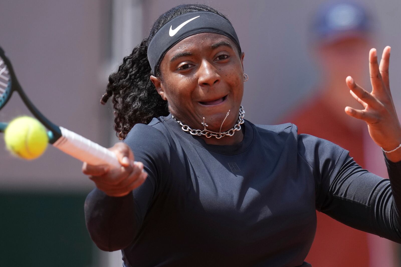United States' Hailey Baptiste returns the ball to Japan's Nao Hibino during their second round match of the French Tennis Open, at the Roland-Garros stadium, in Paris, Thursday, May 29, 2025. (AP Photo/Christophe Ena)