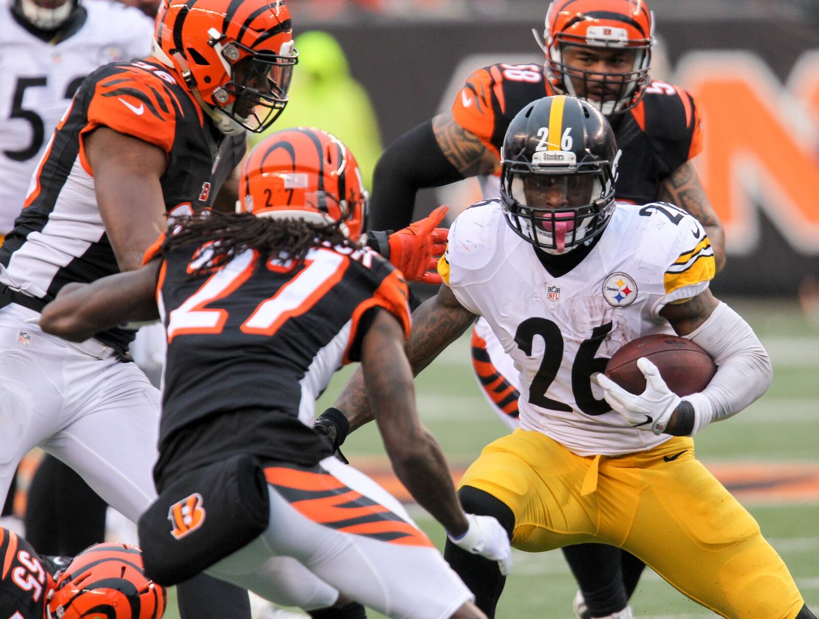 Steelers running back Le’Veon Bell (26) looks for room to run during their game against the Bengals at Paul Brown Stadium, Sunday, Dec. 18, 2016. GREG LYNCH / STAFF