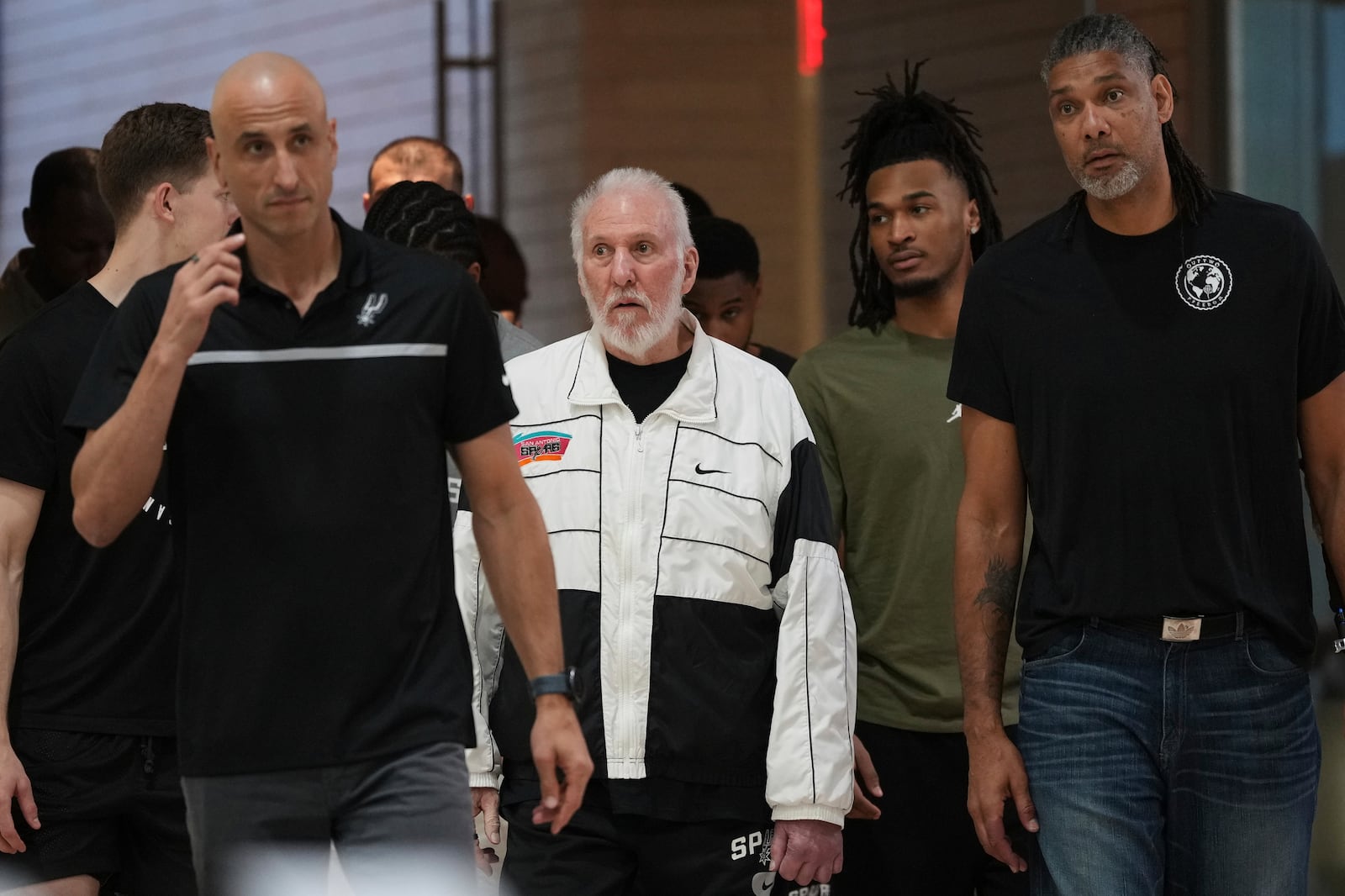 Former San Antonio Spurs head coach Gregg Popovich, center, arrives with current and former players where Mitch Johnson was introduced as the new head coach of the San Antonio Spurs NBA basketball team, in San Antonio, Monday, May 5, 2025. (AP Photo/Eric Gay)