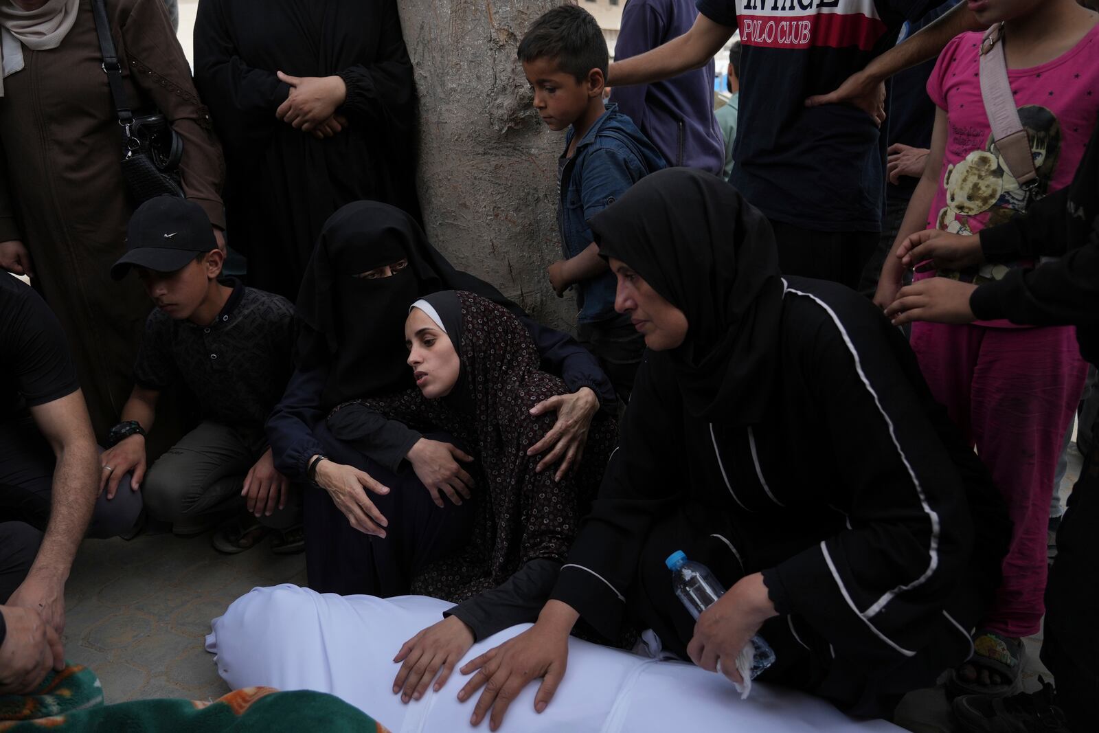 Palestinians bid farewell to their relatives who were killed in Israeli airstrikes early this morning on Yaffa School, in Gaza City, Wednesday, April 23, 2025. (AP Photo/Jehad Alshrafi)