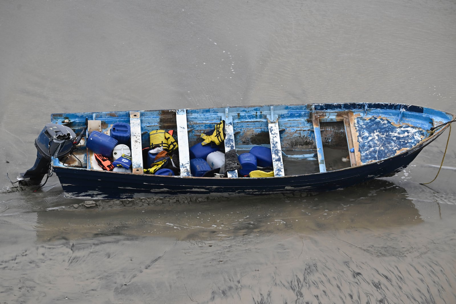 A boat that capsized sits on the beach Friday, May. 5, 2025, in at Torrey Pines State beach in San Diego, Calif. (AP Photo/Denis Poroy)