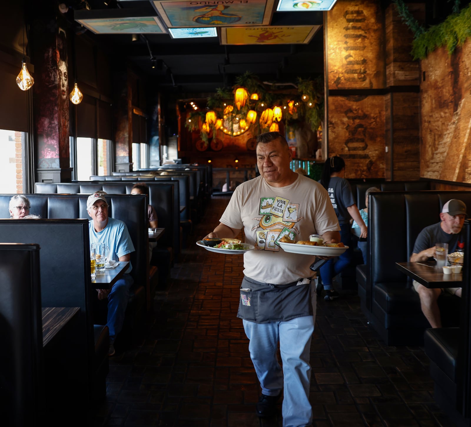 Server Jose Morales brings food to customers at Viva La Fiesta on Friday, September 5, 2025, in Springfield. JOSEPH COOKE/STAFF