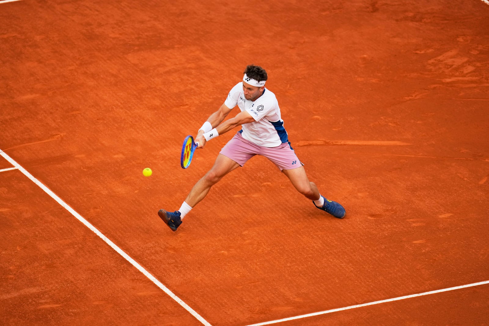 Norway's Casper Ruud returns to Britain's Jack Draper during the Madrid Open tennis final in Madrid, Spain, Sunday, May 4, 2025. (AP Photo/Manu Fernandez)