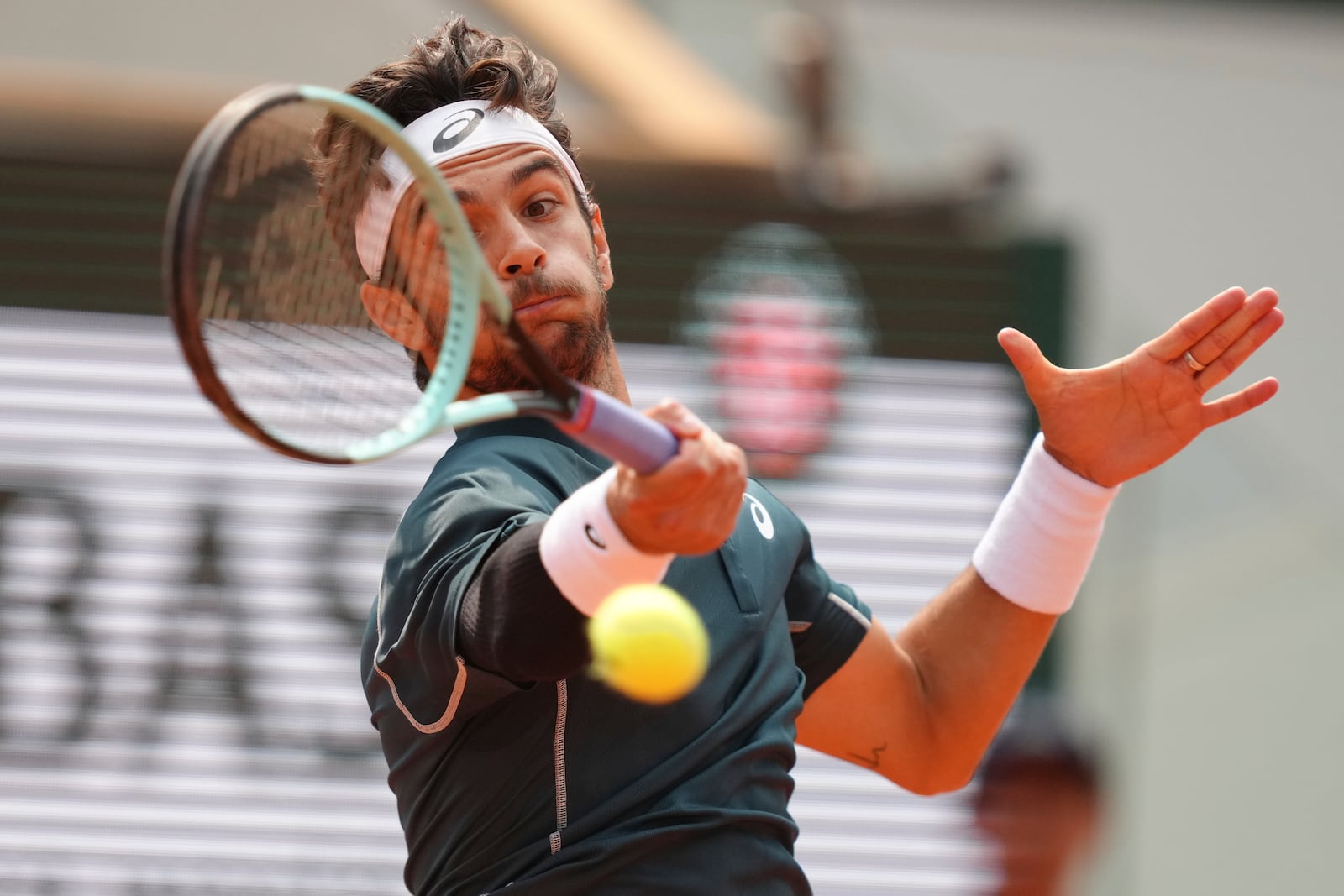 Italy's Lorenzo Musetti plays a shot against Frances Tiafoe of the U.S. during their quarterfinal match of the French Tennis Open at the Roland-Garros stadium in Paris, Tuesday, June 3, 2025. (AP Photo/Aurelien Morissard)