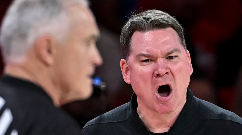 Arizona head coach Tommy Lloyd, right, reacts during the first half of an NCAA college basketball game against Houston, Saturday, Feb. 21, 2026, in Houston. (AP Photo/Maria Lysaker)