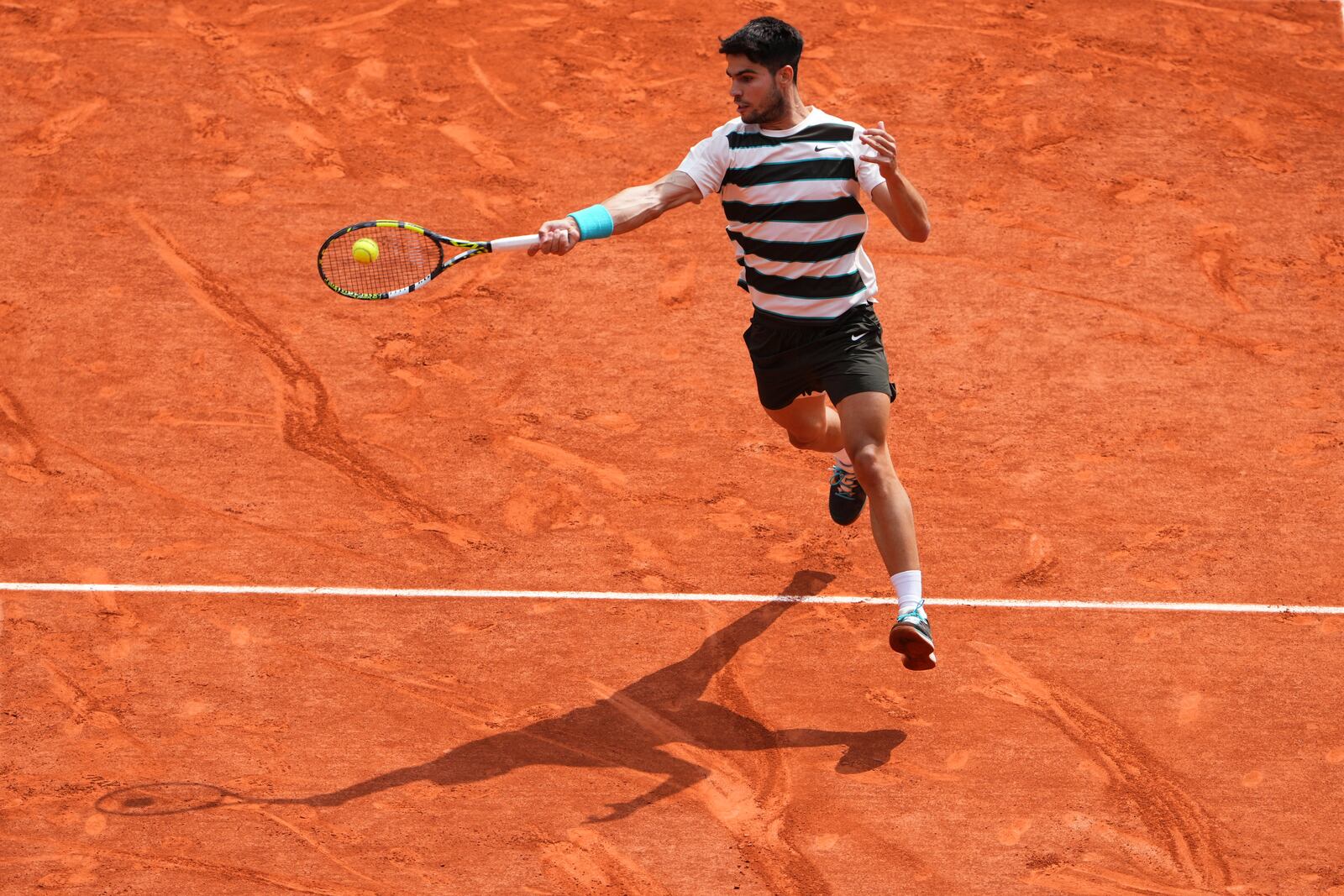 Spain's Carlos Alcaraz plays a shot against Italy's Jannik Sinner during their final match of the French Tennis Open at the Roland-Garros stadium in Paris, Sunday, June 8, 2025. (AP Photo/Lindsey Wasson)